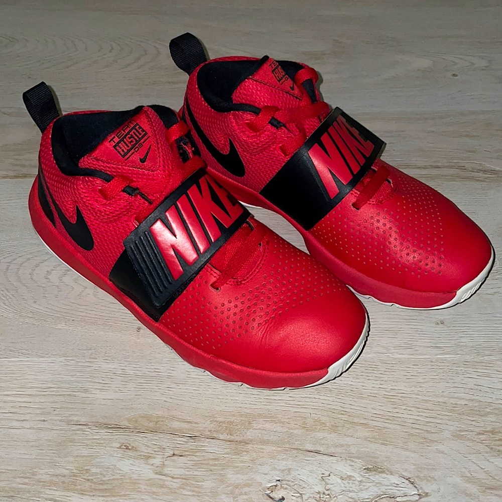 Nike Team Hustle D8 Sneakers